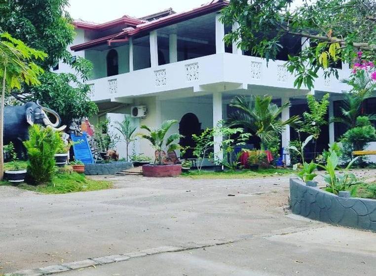 فندق Tharuka Rest Inn