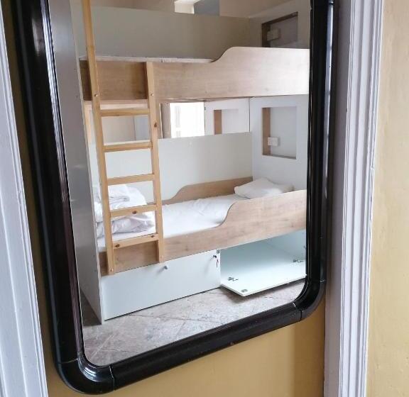 Le Mat Hostel
