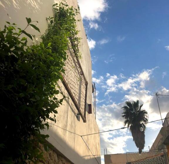 Le Mat Hostel
