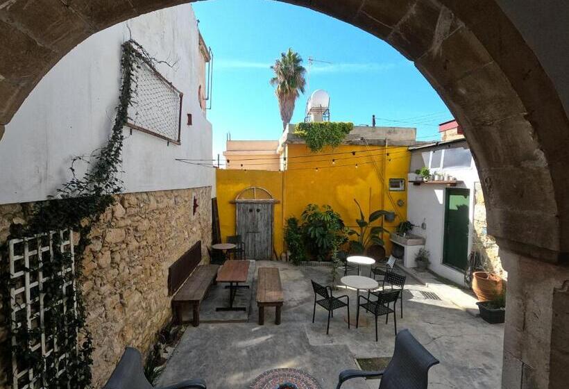 Le Mat Hostel