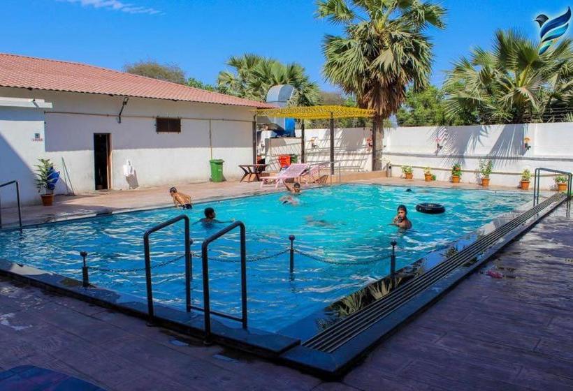فندق Pinnk Lake Resort And Bar
