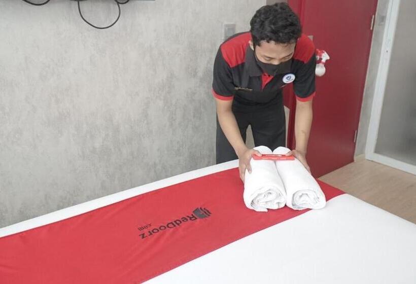 بنسيون Reddoorz Plus @ Bitung City Center
