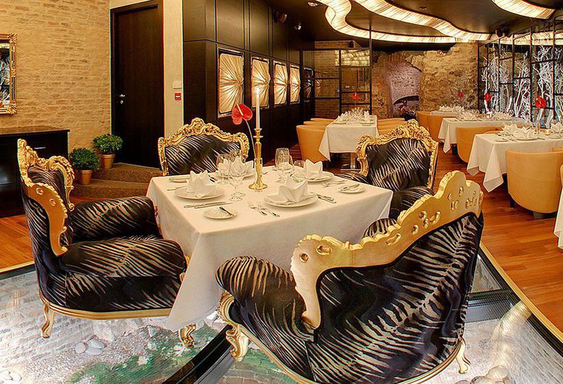 Royal Square Hotel & Suites