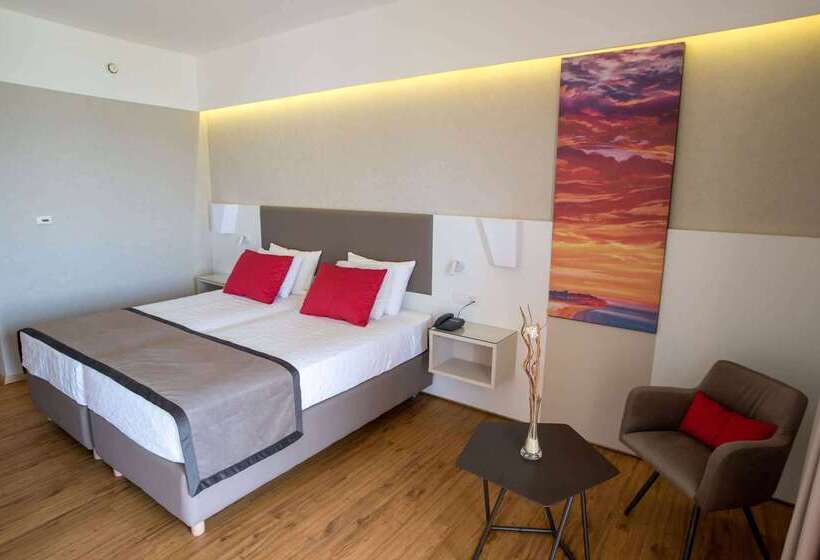 هتل Ramada Plaza By Wyndham Thraki