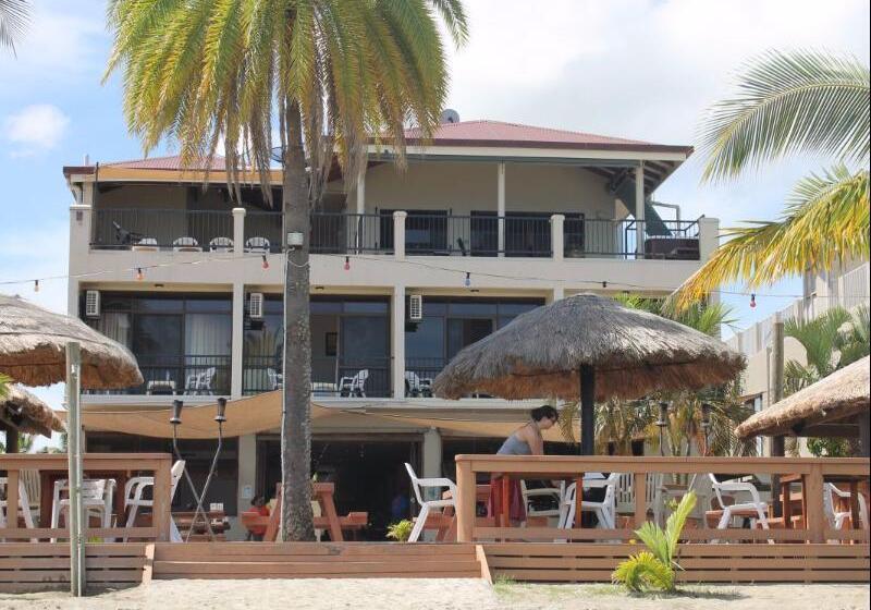 هتل Smugglers Cove Beach Resort &