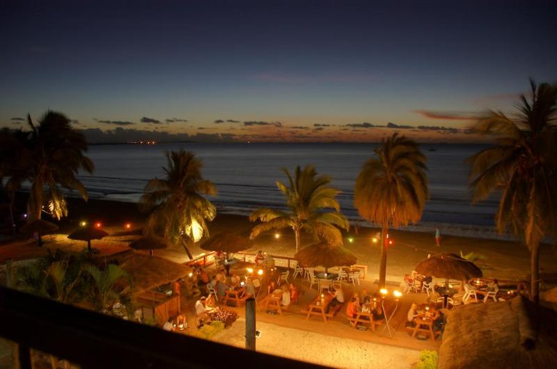 هتل Smugglers Cove Beach Resort &