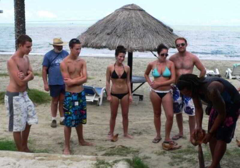 هتل Smugglers Cove Beach Resort &