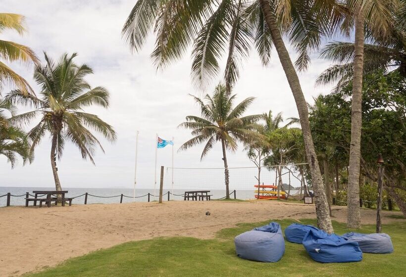 هتل Uprising Beach Resort