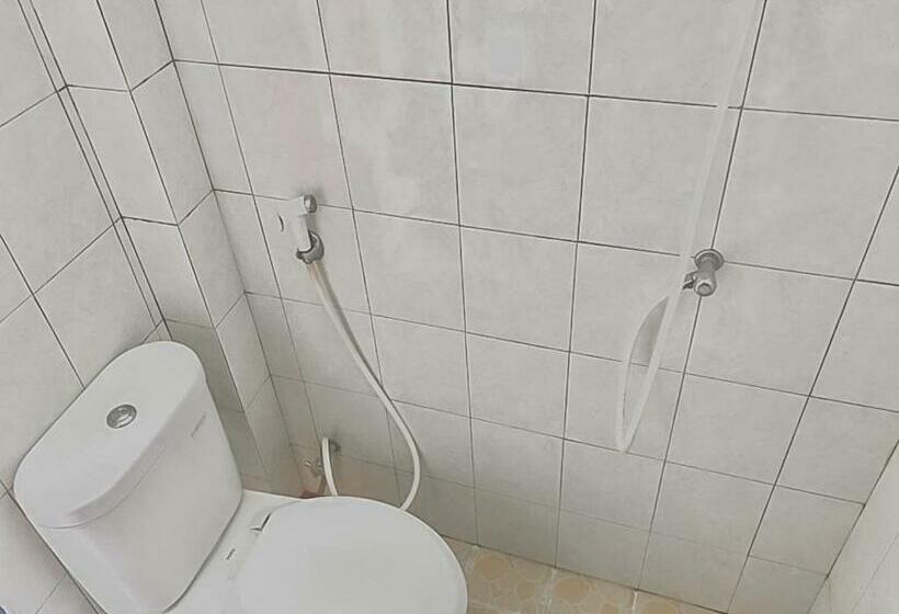 Отель Aida Syariah Mitra Reddoorz