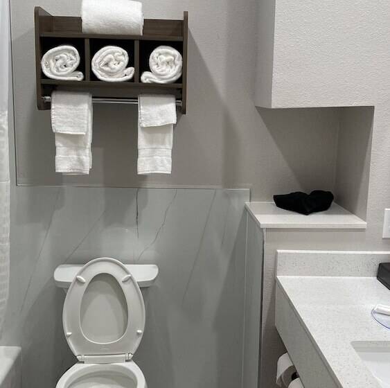 בית מלון כפרי Clarion Pointe Port Arthur Beaumont South