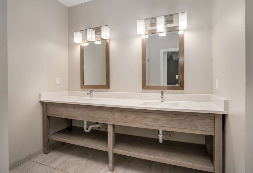 Отель Lighthouse Suites   Best Western Signature Collection