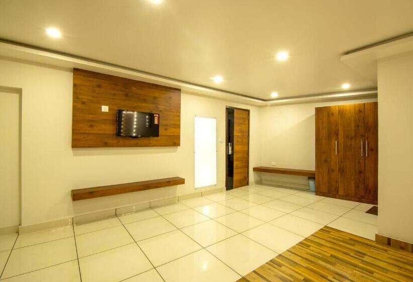 ホテル Oaks Residency