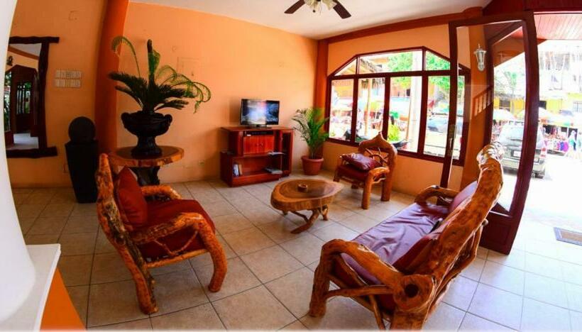 هتل Charo´s Hostal