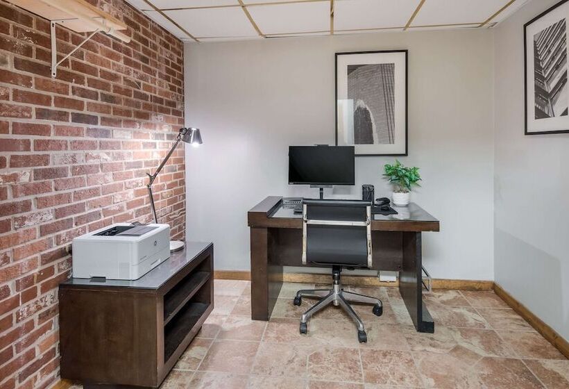 فندق Clarion Inn