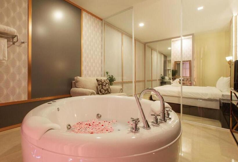 هتل Jupiter Trevi Resort And Spa