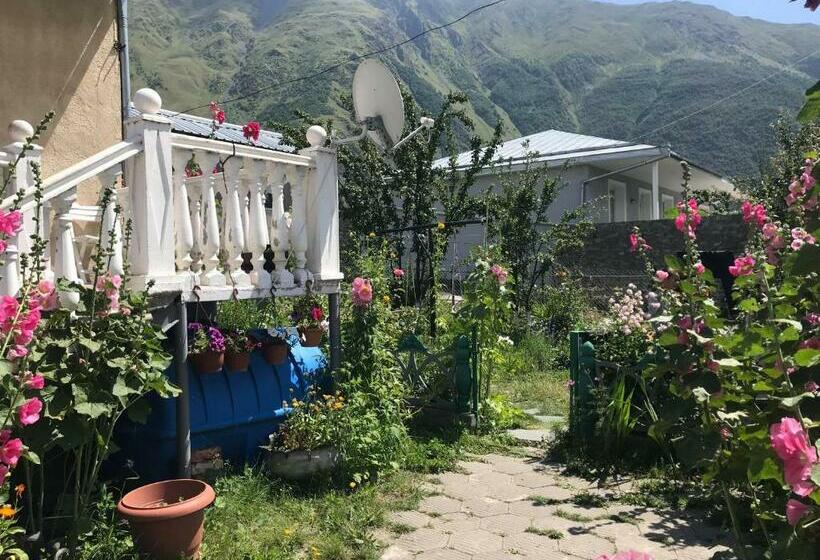 پانسیون Nino's Guest House