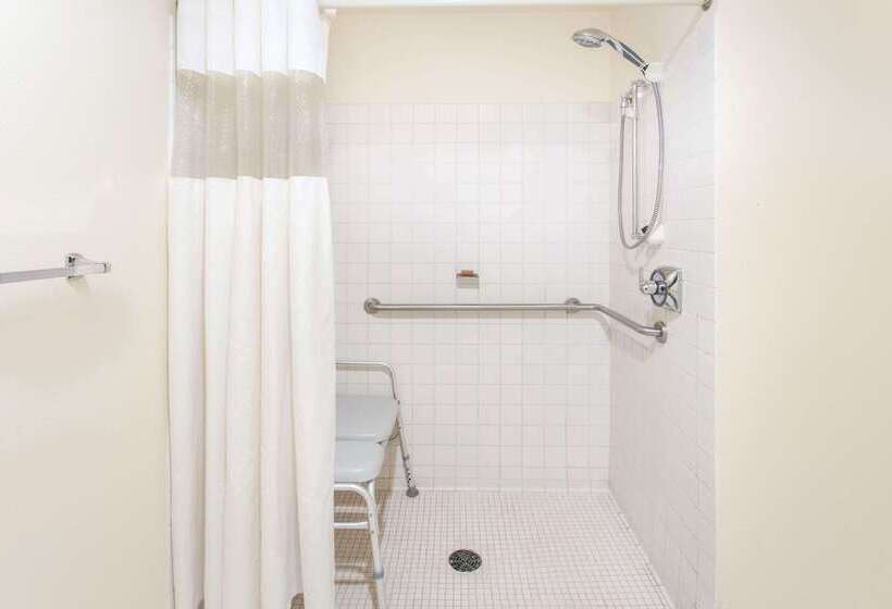 هتل Baymont By Wyndham Davenport