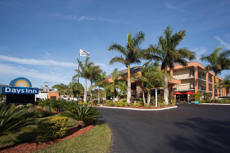 בית מלון כפרי Days Inn By Wyndham Sarasota Bay