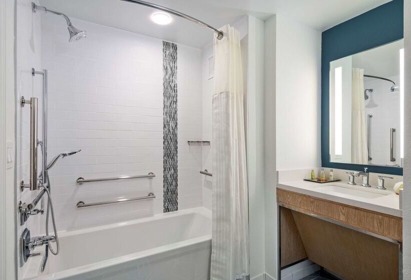 فندق Doubletree Suites By Hilton Naples