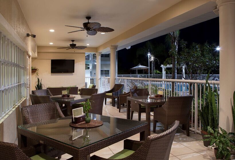 فندق Doubletree Suites By Hilton Naples
