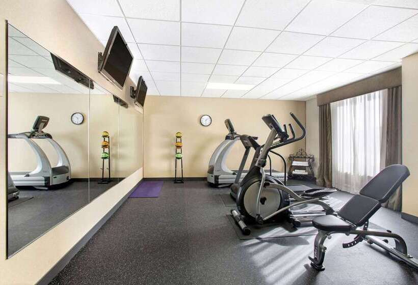 בית מלון כפרי La Quinta Inn & Suites By Wyndham Springfield Airport Plaza