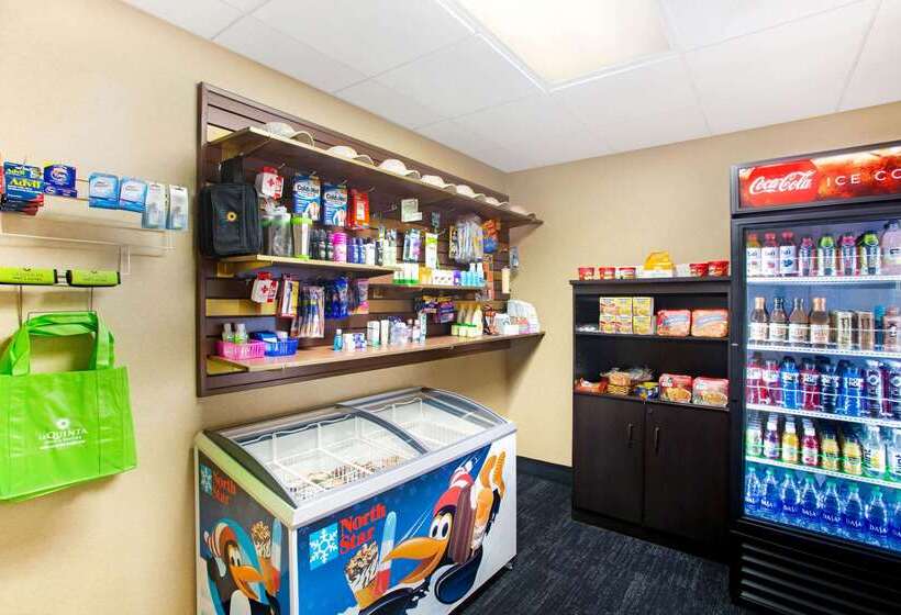 בית מלון כפרי La Quinta Inn & Suites By Wyndham Springfield Airport Plaza