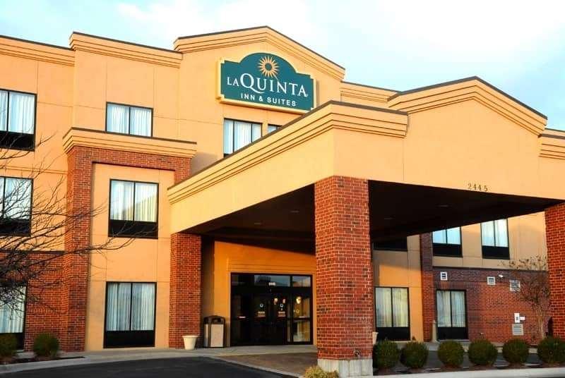 בית מלון כפרי La Quinta Inn & Suites By Wyndham Springfield Airport Plaza