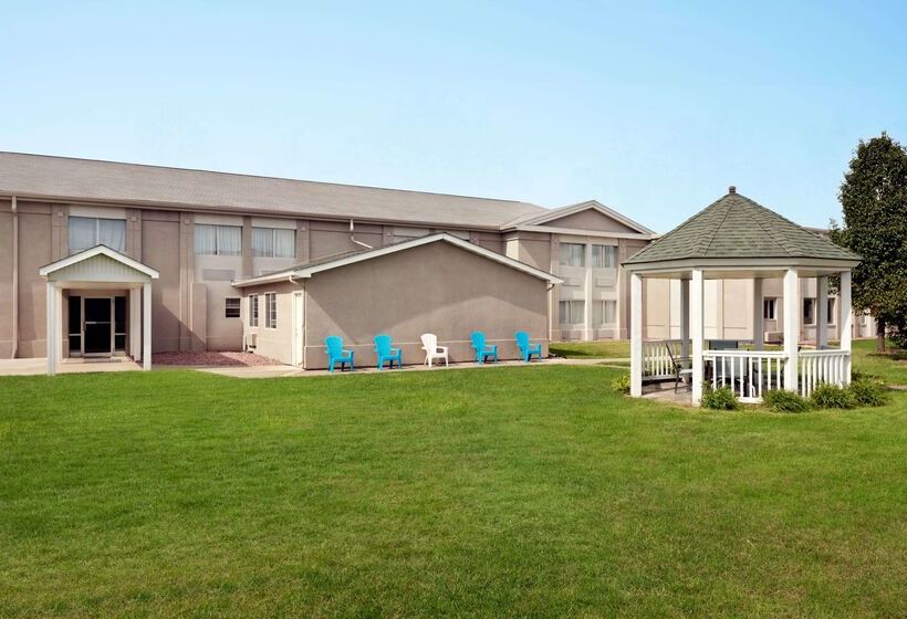 هتل Super 8 By Wyndham Des Moines