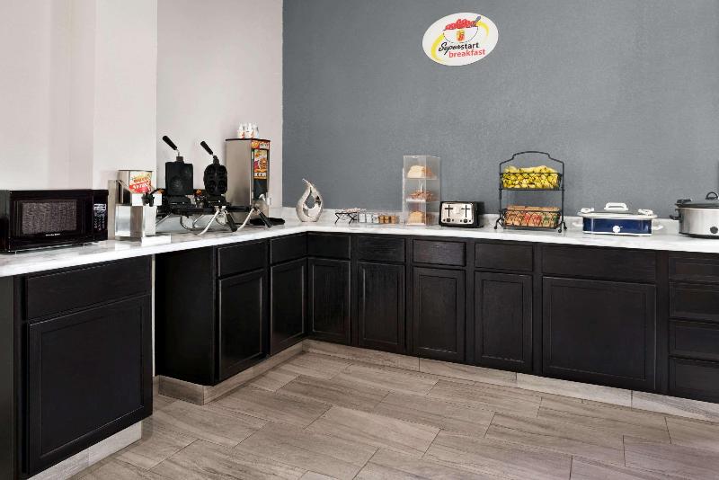 هتل Super 8 By Wyndham Des Moines