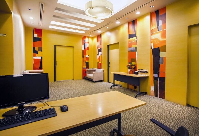 Отель Urbana Langsuan