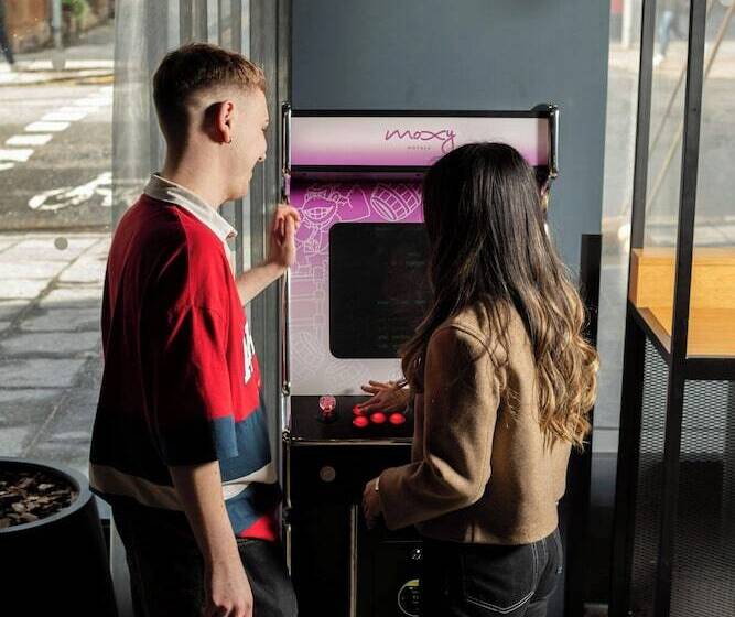 בית מלון כפרי Moxy Edinburgh Fountainbridge