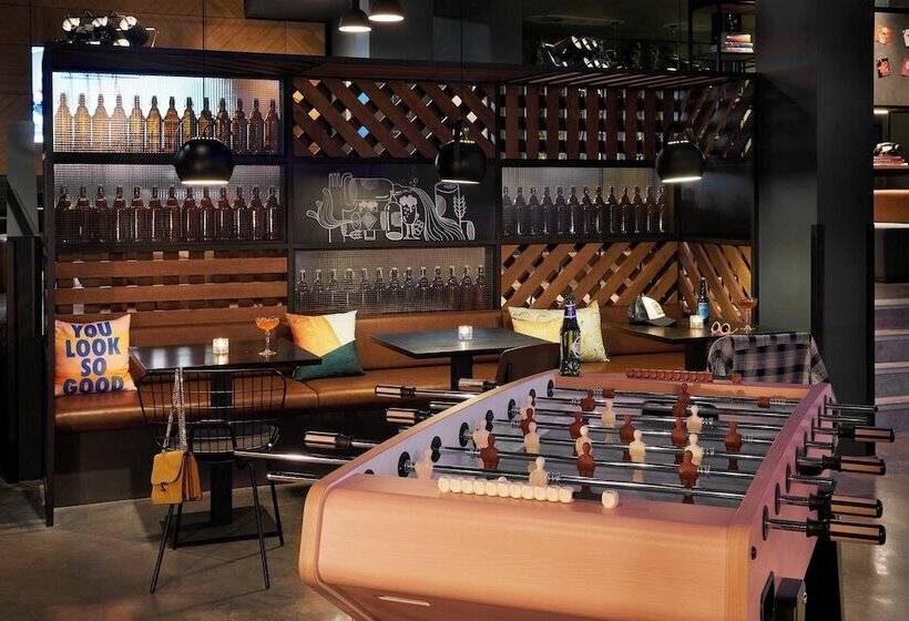 בית מלון כפרי Moxy Edinburgh Fountainbridge