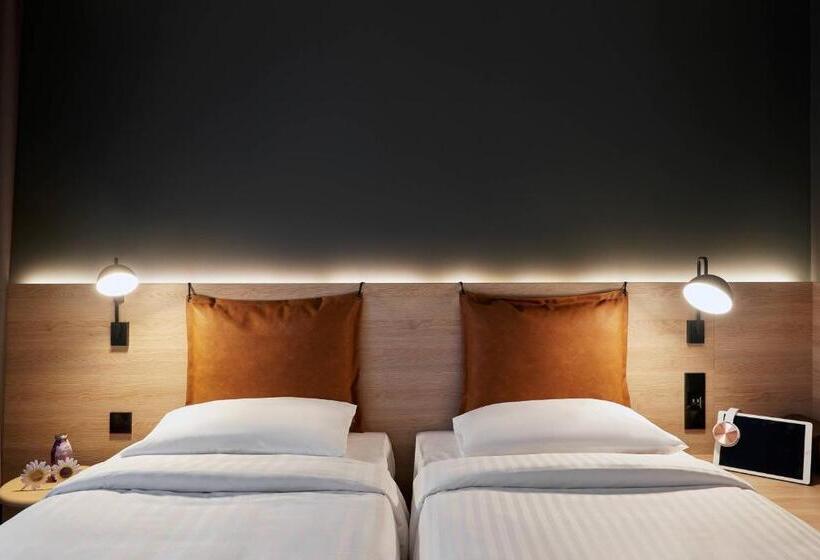 בית מלון כפרי Moxy Edinburgh Fountainbridge