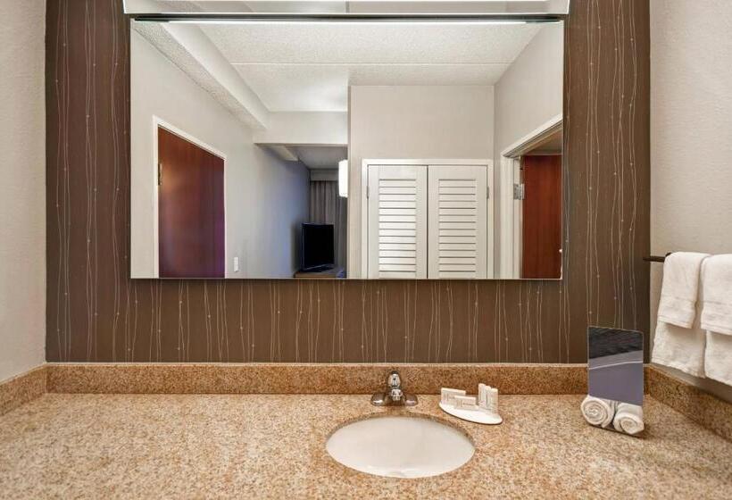 هتل Courtyard Louisville Airport