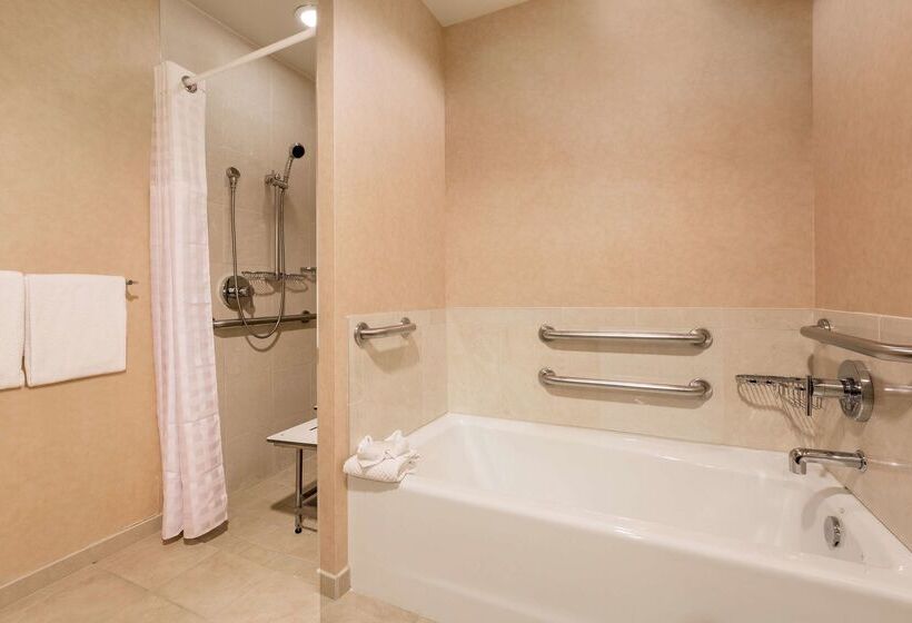 هتل Hilton Promenade At Branson Landing