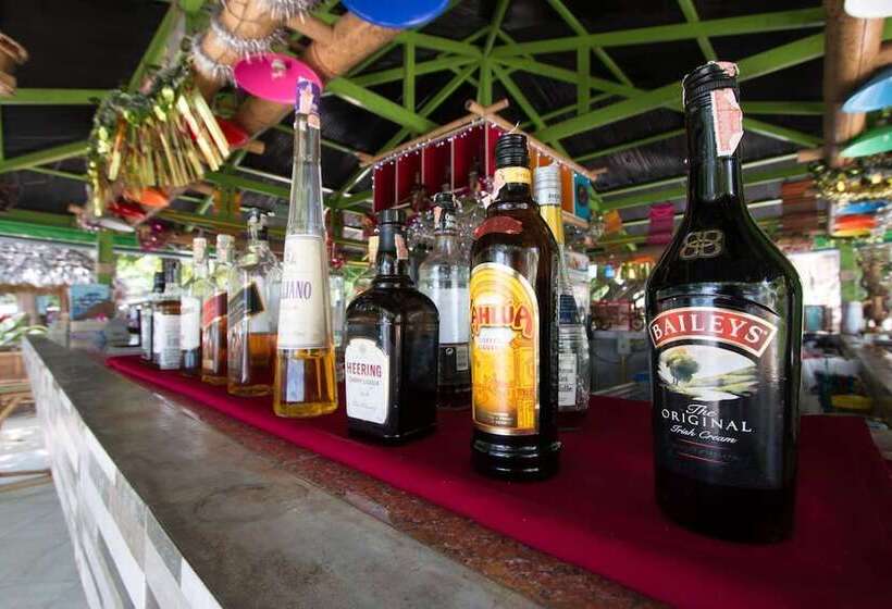 هتل Phi Phi Island Cabana