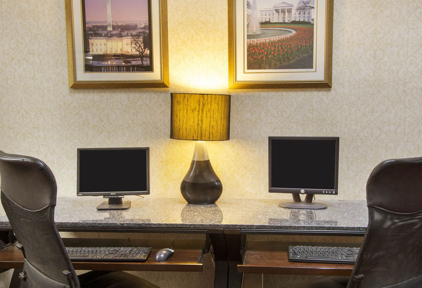 בית מלון כפרי Clarion Inn & Fundome - College Park