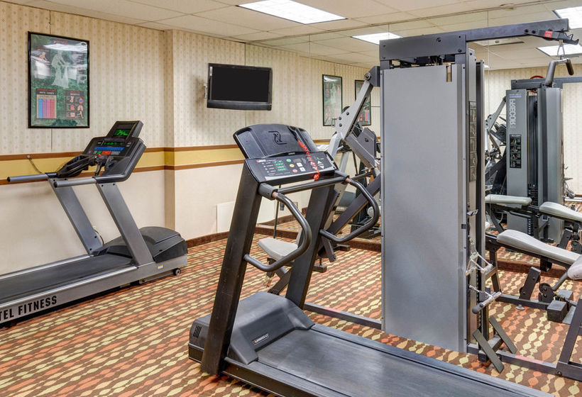 בית מלון כפרי Clarion Inn & Fundome - College Park