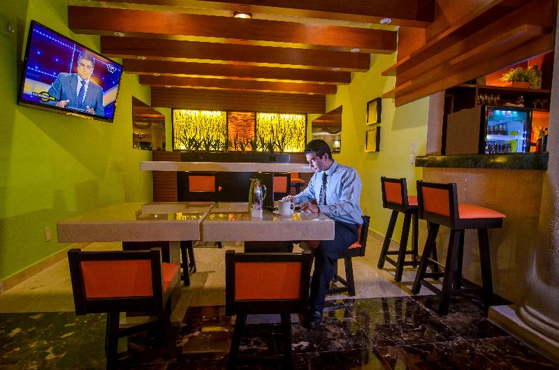 هتل Courtyard By Marriott Cancun Airport