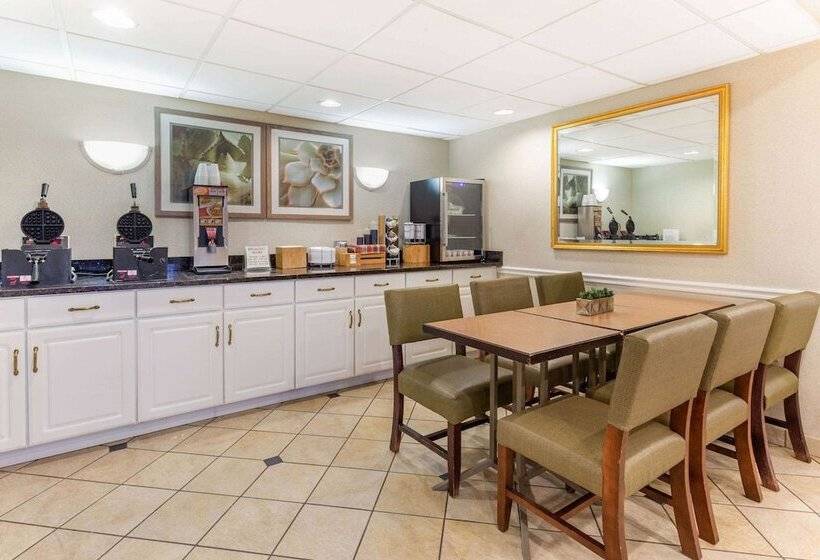 Отель La Quinta By Wyndham Chicago Gurnee