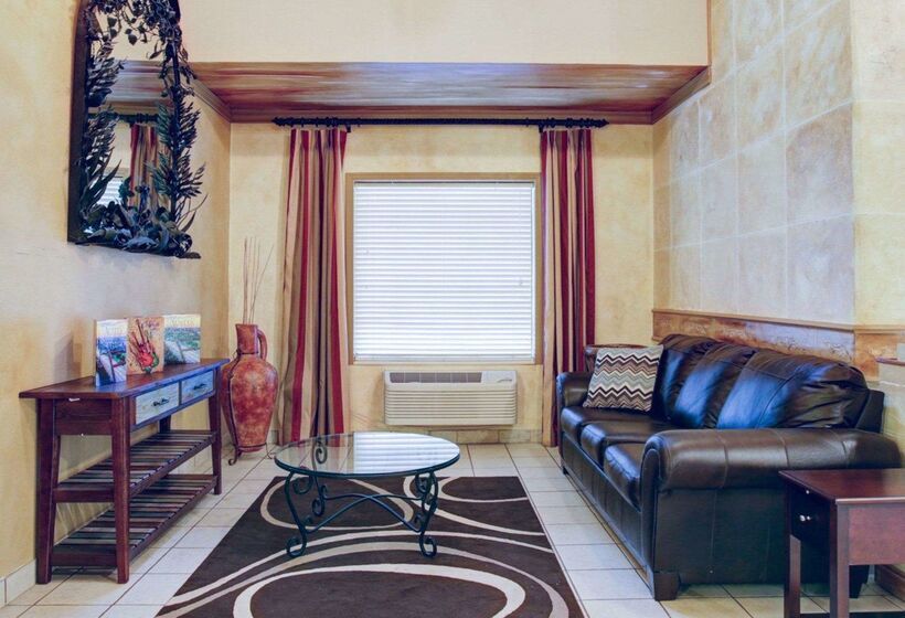 هتل Quality Inn & Suites Airport