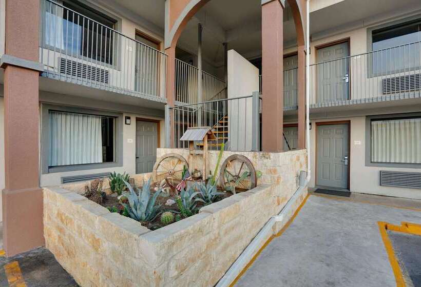 호텔 Super 8 By Wyndham San Antonio Pearl District / Downtown