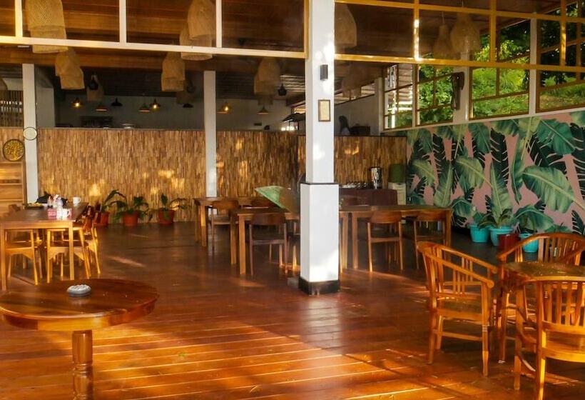 בית מלון כפרי Bastianos Lembeh Dive Resort