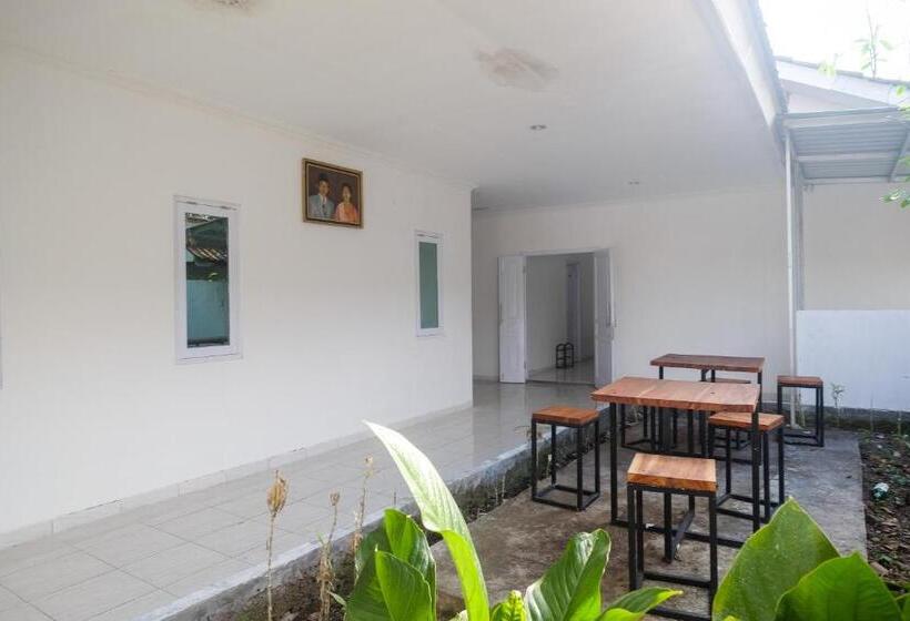 בית מלון כפרי Reddoorz Syariah At Griya Merbotan Demak