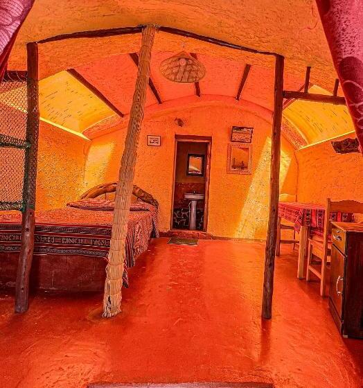 پانسیون Hostal Sol Y Lago