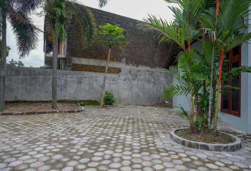 Отель Reddoorz Plus Near Jogja City Mall 5