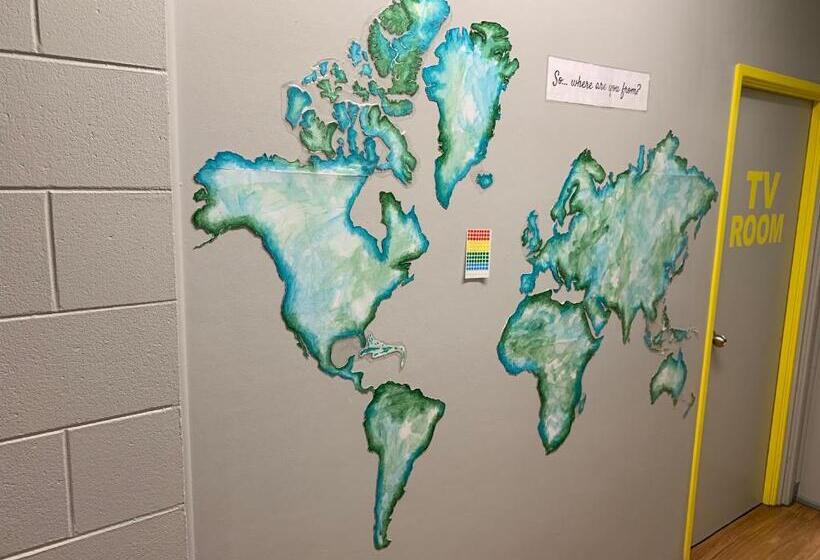 هتل Mad Monkey Village