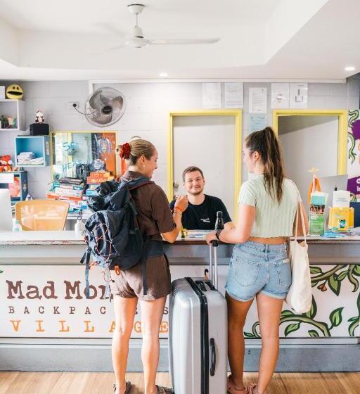 هتل Mad Monkey Village