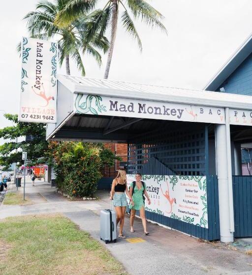 هتل Mad Monkey Village