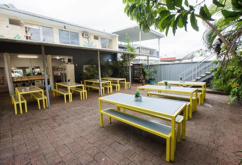 هتل Mad Monkey Village